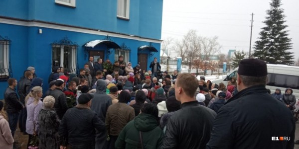 Гроб завалили цветами: в Каменске-Уральском похоронили Ксению Каторгину, убитую из-за Audi