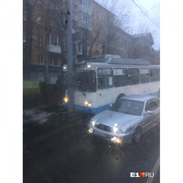 Ледяной апокалипсис: из-за гололеда в Екатеринбурге случились десятки ДТП и не могут сесть самолеты