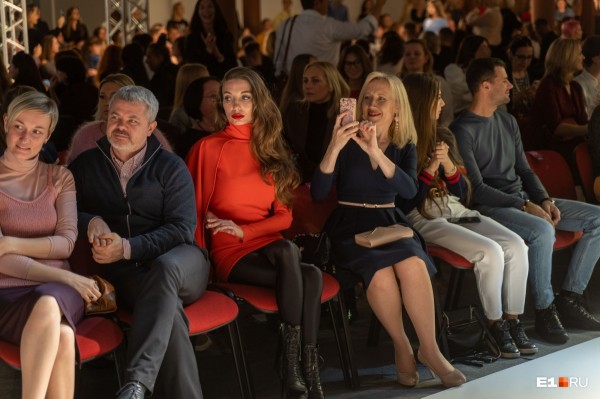 С закрытыми ртами и глазами, но в купальниках: самые яркие образы «Недели моды» в Екатеринбурге С закрытыми ртами и глазами, но в купальниках: самые яркие образы «Недели моды» в Екатеринбурге