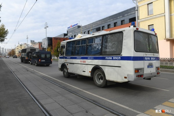 Кричалки, файеры и флаги: футбольные фанаты устроили шествие от «Пассажа» до Центрального стадиона
