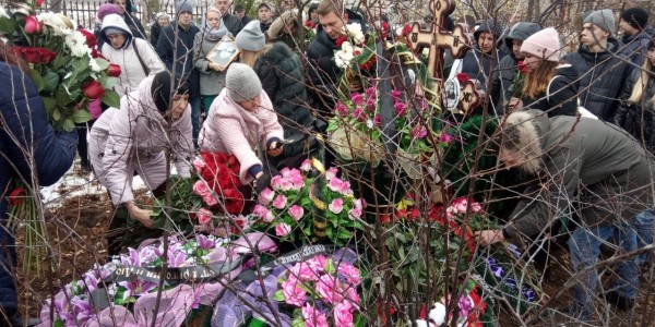 Гроб завалили цветами: в Каменске-Уральском похоронили Ксению Каторгину, убитую из-за Audi