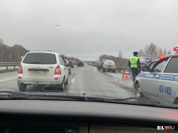 Ледяной апокалипсис: из-за гололеда в Екатеринбурге случились десятки ДТП и не могут сесть самолеты