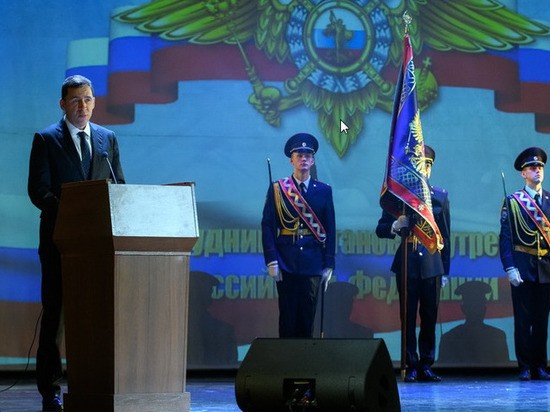 Евгений Куйвашев наградил отличившихся полицейских