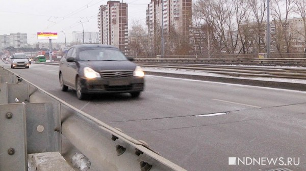 На Малышевском мосту образовалась дыра через три месяца после ремонта (ФОТО) На Малышевском мосту образовалась дыра через три месяца после ремонта (ФОТО)