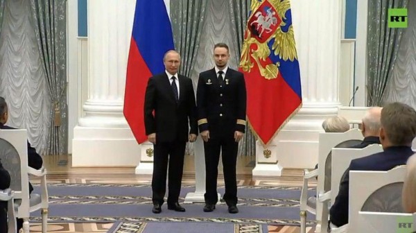 Президент вручил Звезды Героев России пилотам, посадившим самолет на кукурузное поле