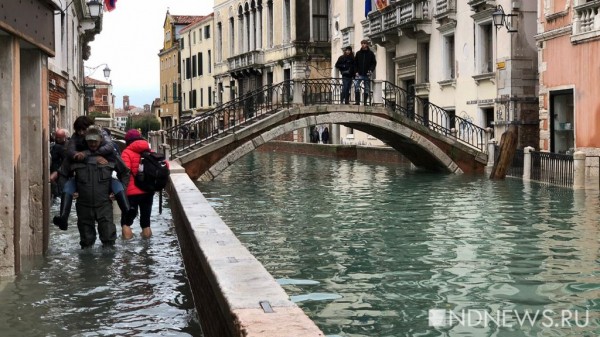 В Венецию пришло новое наводнение, площадь Святого Марка закрыта для туристов (ФОТО, ВИДЕО)