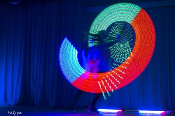 Люди в светящихся костюмах зашли в столицу Урала