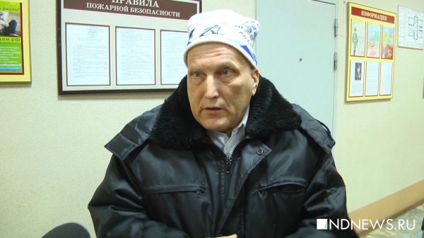 Дед-пикет объяснил, почему напал с плакатом на полицейского во время протестов в сквере (ВИДЕО)