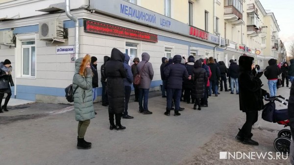 За водительскими справками по старой цене люди стоят с шести утра (ФОТО, ВИДЕО)