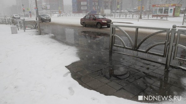 На Юго-Западе перекресток залило фекалиями из засорившейся канализации (ФОТО, ВИДЕО)