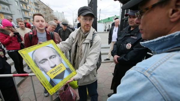 Депутаты хотят закрыть онлайн-лагеря революционеров в регионах. Но пока не знают за что