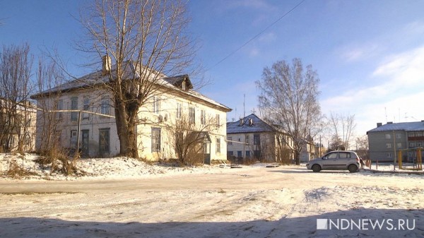 «Через крышу к нам в квартиру падают голуби» – жителям аварийных домов придется подождать расселения еще пару лет (ФОТО, ВИДЕО)