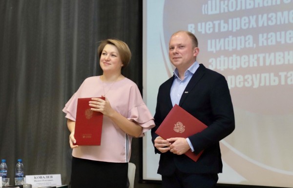 Более 30 процентов школ уже отказались от использования бумажных журналов Более 30 процентов школ уже отказались от использования бумажных журналов