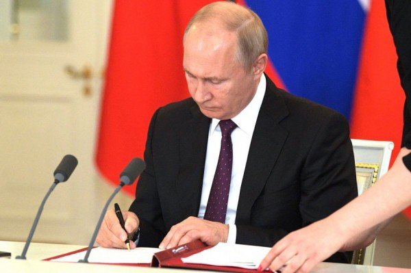 Владимир Путин подписал указ об увеличении количества президентских грантов