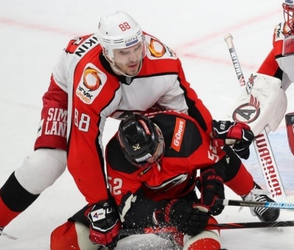 Хоккей: «Автомобилист» в дополнительное время одолел «Авангард» Хоккей: «Автомобилист» в дополнительное время одолел «Авангард»