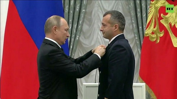 Президент вручил Звезды Героев России пилотам, посадившим самолет на кукурузное поле