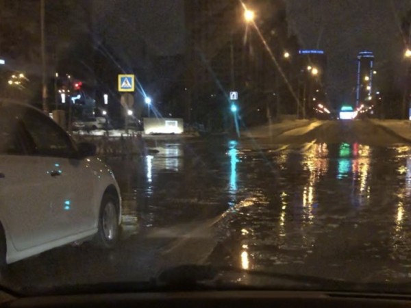 Из-за прорыва трубы в Екатеринбурге оживленная улица превратилась в реку. ФОТО