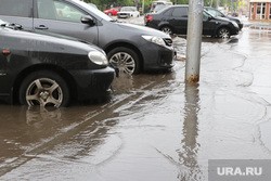 Из-за прорыва трубы в Екатеринбурге оживленная улица превратилась в реку. ФОТО