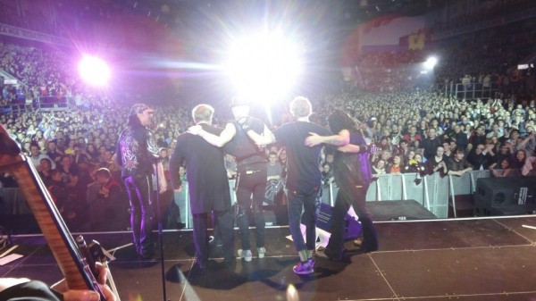 Фанаты Scorpions, которых за 12 тысяч посадили смотреть на спины, требуют деньги у организаторов концерта Фанаты Scorpions, которых за 12 тысяч посадили смотреть на спины, требуют деньги у организаторов концерта