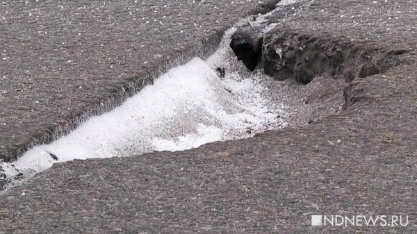На Малышевском мосту образовалась дыра через три месяца после ремонта (ФОТО) На Малышевском мосту образовалась дыра через три месяца после ремонта (ФОТО)