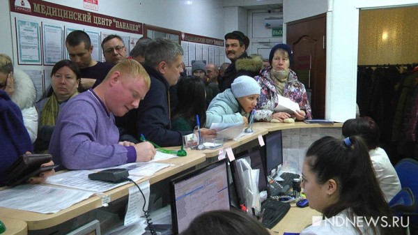 За водительскими справками по старой цене люди стоят с шести утра (ФОТО, ВИДЕО)