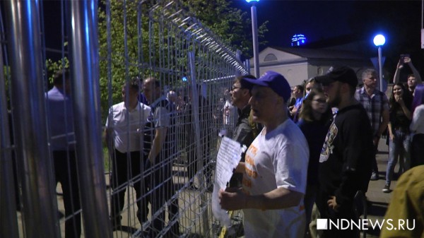 Дед-пикет объяснил, почему напал с плакатом на полицейского во время протестов в сквере (ВИДЕО)