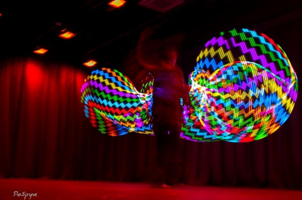 Люди в светящихся костюмах зашли в столицу Урала