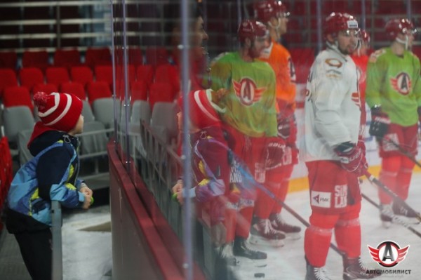 Владельцы абонементов посетили открытую тренировку "Автомобилиста"