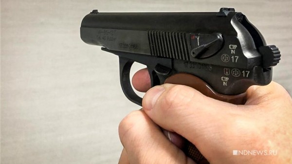 В Екатеринбурге при задержании полицейский застрелил подозреваемого (ФОТО) В Екатеринбурге при задержании полицейский застрелил подозреваемого (ФОТО)