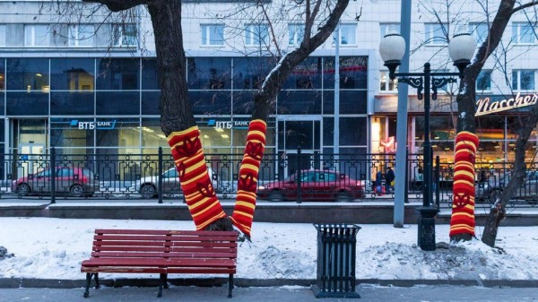 Уличные художники одели деревья в центре Екатеринбурга