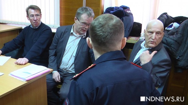 Дед-пикет объяснил, почему напал с плакатом на полицейского во время протестов в сквере (ВИДЕО)