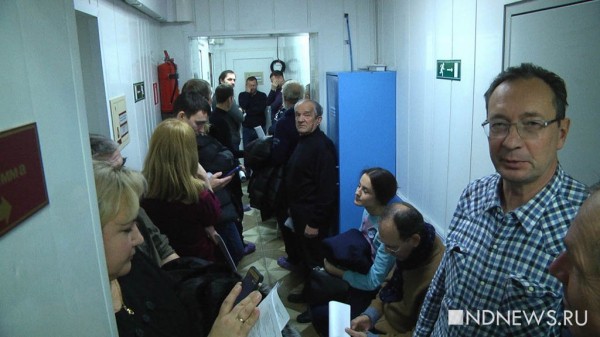 За водительскими справками по старой цене люди стоят с шести утра (ФОТО, ВИДЕО)