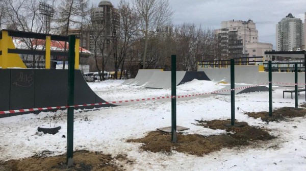 В сквере у Динамо построили скейт-парк и сразу закрыли до весны