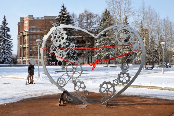 «Сердце Уралмаша»: новый арт-объект украсил Екатеринбург