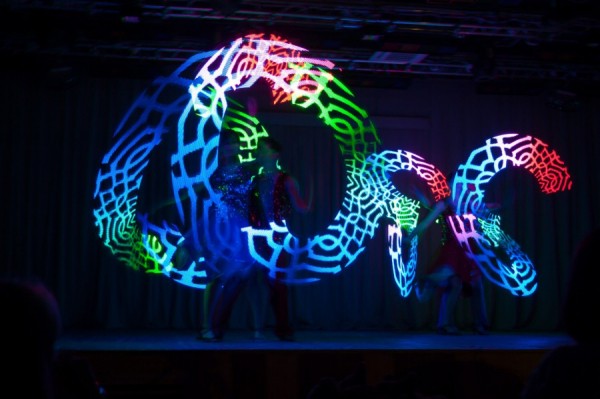 Люди в светящихся костюмах зашли в столицу Урала