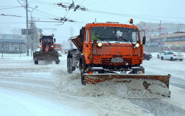 Службы благоустройства Екатеринбурга оперативно устраняют последствия снегопада