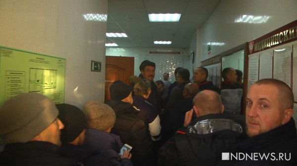 За водительскими справками по старой цене люди стоят с шести утра (ФОТО, ВИДЕО)