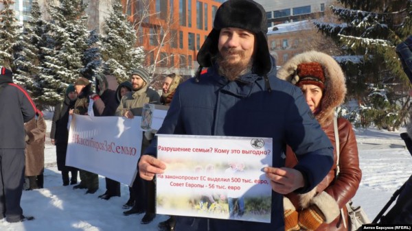 «Сорок сороков» провели по всей России митинги против закона о домашнем насилии. Что их не устраивает «Сорок сороков» провели по всей России митинги против закона о домашнем насилии. Что их не устраивает