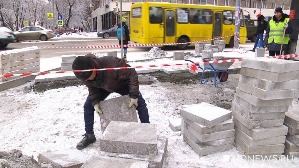 «До конца месяца успеем», – на Малышева рабочие снова укладывают плитку после снегопада (ФОТО, ВИДЕО) «До конца месяца успеем», – на Малышева рабочие снова укладывают плитку после снегопада (ФОТО, ВИДЕО)