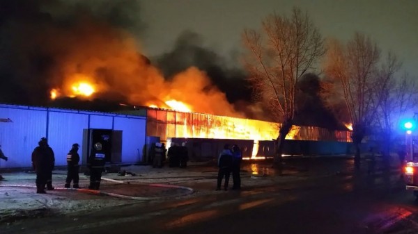 Ночью в Екатеринбурге полыхал склад. Площадь пожара составила 1000 кв м (ФОТО)