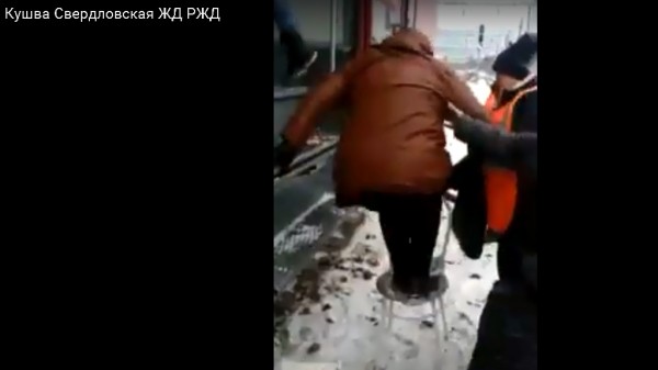 РЖД накажут за инцидент со стулом, по которому пассажиры забирались в поезд