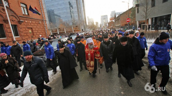 Четыре тысячи человек прошли крестным ходом по городу в честь Дня святой Екатерины Четыре тысячи человек прошли крестным ходом по городу в честь Дня святой Екатерины