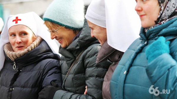 Четыре тысячи человек прошли крестным ходом по городу в честь Дня святой Екатерины Четыре тысячи человек прошли крестным ходом по городу в честь Дня святой Екатерины