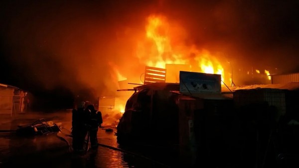 Ночью в Екатеринбурге полыхал склад. Площадь пожара составила 1000 кв м (ФОТО)