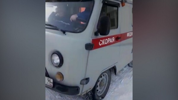 «Щели в полу, в салоне холодно», – жители Монетного в ужасе от кареты скорой помощи (ВИДЕО)