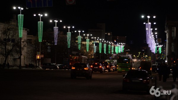 В Екатеринбурге зажгли «фееричную» иллюминацию за 40 млн. Смотрите, как это выглядит В Екатеринбурге зажгли «фееричную» иллюминацию за 40 млн. Смотрите, как это выглядит
