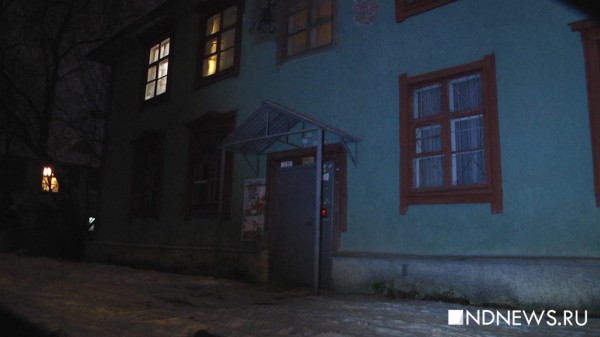 «Мы от каждого шороха выбегаем в подъезд», – на Эльмаше дважды пытались спалить аварийный дом, где живут люди (ФОТО, ВИДЕО)