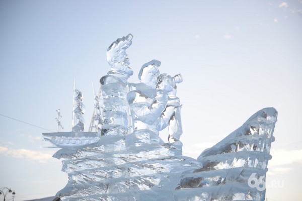 В ледовый городок на площади 1905 года вас пустят только завтра. Посмотрите, что там есть