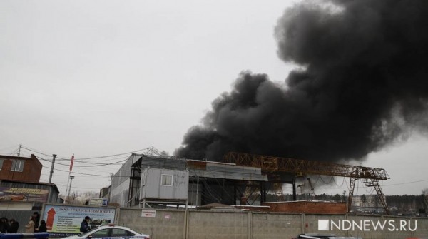 На складе в Екатеринбурге горят 90 тонн краски (ФОТО, ВИДЕО)