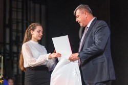 Талантливые школьники Екатеринбурга получили стипендию «Признание»